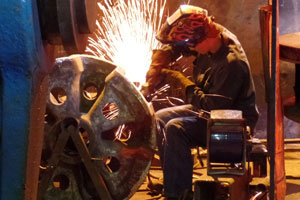 Jefferson Machine machinist at work in the shop